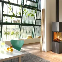Estufa de leña moderna con salida horizontal, ideal para un salón acogedor.