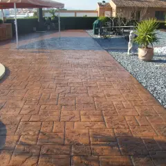 Patios y caminos con hormigón impreso, mostrando cómo se hace el hormigón impreso con un acabado de ladrillo.