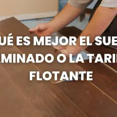 Man installing wood flooring, comparing the diferencia entre suelo laminado y tarima flotante.