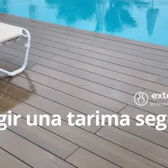 Terrazas de madera junto a una piscina, con tumbonas. El suelo de madera está mojado, reflejando la luz.