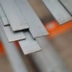 Unas pletinas de metal apiladas, listas para ser transformadas en estructuras o piezas.