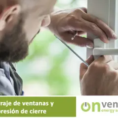Técnico ajustando el herraje de una ventana oscilobatiente que no cierra bien.