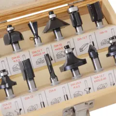 Variados tipos de fresas para madera en su caja, con etiquetas indicando diámetros y perfiles.