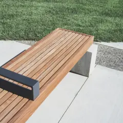 Banco moderno de madera, ideal para exteriores, con un diseño minimalista y un acabado natural que resalta la mejor madera para exterior.