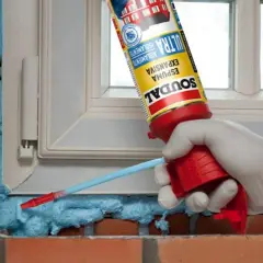 Aplicación de espuma de poliuretano expandido para aislar un marco de ventana.