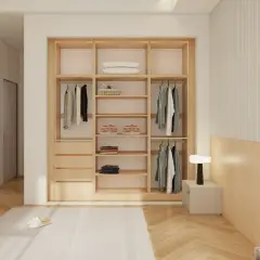 Armario empotrado de madera con puertas correderas, ropa colgada y doblada, y una lámpara de noche.