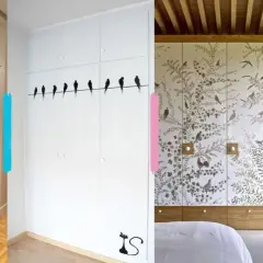 Armarios empotrados con diseños florales y de pájaros. Ideas para forrar armario empotrado con estilo.