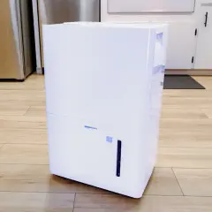 Deshumidificador Amazon Basics en cocina, ideal para saber como ventilar una habitación sin ventana y mantener el aire fresco.