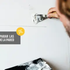 Hombre aplicando masilla para reparar grietas en la pared. Aprende cómo reparar grietas en la pared con esta guía visual.