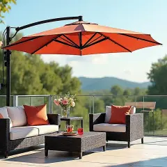 Un toldo cantilever naranja protege un conjunto de muebles de exterior con cojines color crema y naranjas.