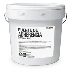 Balde blanco con etiqueta que dice "PUENTE DE ADHERENCIA LISTO AL USO". Es un producto para facilitar el anclaje de morteros y revestimientos.