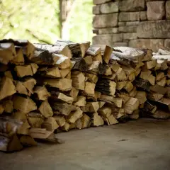 Leña apilada, lista para el fuego. ¿Cuánto pesa un metro cúbico de leña? Depende de la madera.