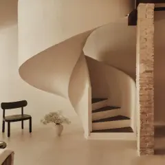Escalera de caracol moderna, un ejemplo de como hacer una escalera de obra con diseño curvo y minimalista.