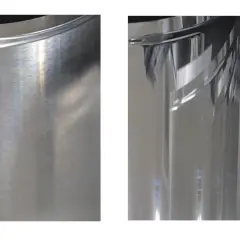 Comparación de superficies de aluminio: una muestra muestra el proceso de pulir aluminio, revelando un acabado brillante y reflectante, mientras que la otra muestra un acabado más opaco.
