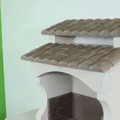 Detalle de barbacoas de obra caseras con tejado de tejas árabes. Perfectas para tu jardín.