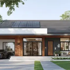 Moderna casa autosuficiente con paneles solares en el tejado, garaje para un coche y un porche acogedor con plantas.