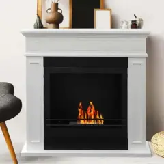 Chimenea blanca con fuego encendido. Si tu chimenea hace humo, aquí tienes consejos sobre como arreglar una chimenea que hace humo.