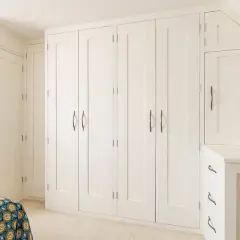 Un armario empotrado blanco, perfecto para pintar y renovar tu dormitorio.
