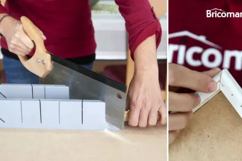 Manos cortando madera con sierra y caja de inglete para un corte a inglete sin ingletadora.