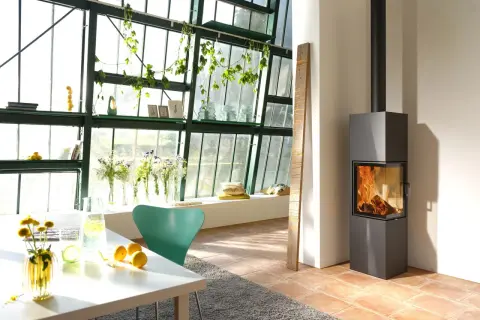 Estufa de leña moderna con salida horizontal, ideal para un salón acogedor.