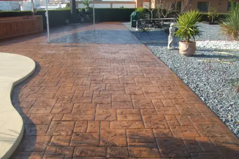 Patios y caminos con hormigón impreso, mostrando cómo se hace el hormigón impreso con un acabado de ladrillo.