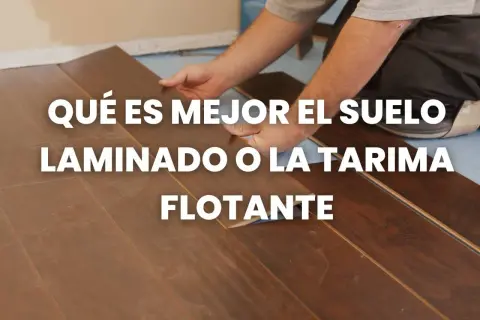 Man installing wood flooring, comparing the diferencia entre suelo laminado y tarima flotante.