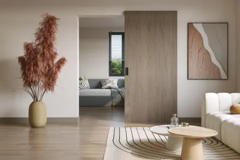 Puerta corredera de madera, ideal para poner puerta corredera sin obra. Un salón moderno con sofá y mesa de centro.