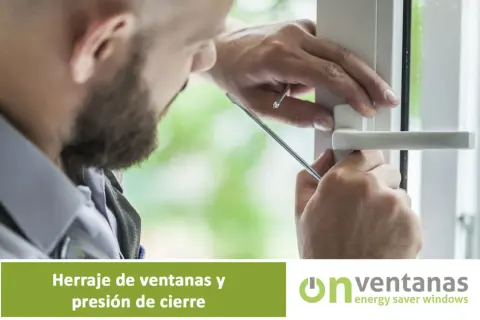 Técnico ajustando el herraje de una ventana oscilobatiente que no cierra bien.