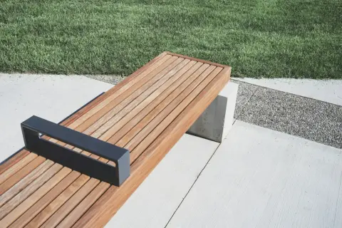 Banco moderno de madera, ideal para exteriores, con un diseño minimalista y un acabado natural que resalta la mejor madera para exterior.