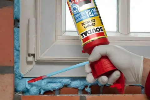 Aplicación de espuma de poliuretano expandido para aislar un marco de ventana.
