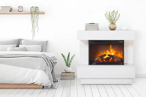 Habitación moderna con cama y chimenea eléctrica, uno de los tipos de estufas más populares.
