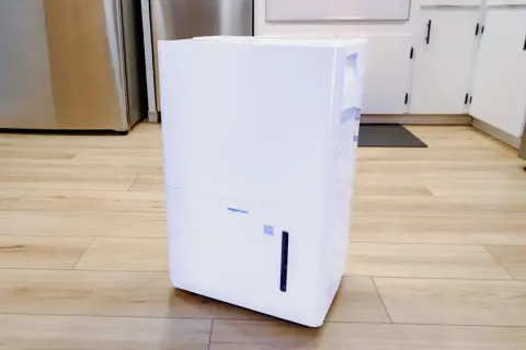 Deshumidificador Amazon Basics en cocina, ideal para saber como ventilar una habitación sin ventana y mantener el aire fresco.