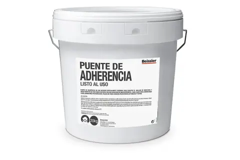 Balde blanco con etiqueta que dice "PUENTE DE ADHERENCIA LISTO AL USO". Es un producto para facilitar el anclaje de morteros y revestimientos.