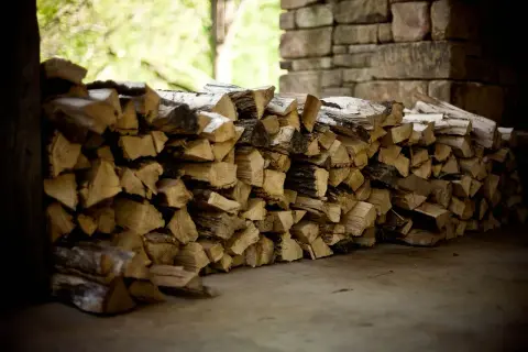 Leña apilada, lista para el fuego. ¿Cuánto pesa un metro cúbico de leña? Depende de la madera.