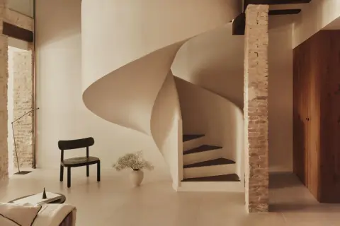 Escalera de caracol moderna, un ejemplo de como hacer una escalera de obra con diseño curvo y minimalista.