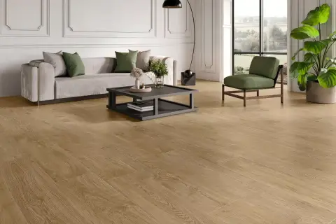 Elegante salón con sofá gris, sillón verde y un moderno revestimiento del suelo de madera clara que aporta calidez.