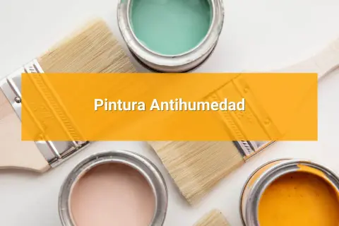 Pintura antihumedad y antimoho: pinceles y latas de pintura de colores pastel y verde menta.