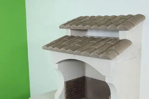Detalle de barbacoas de obra caseras con tejado de tejas árabes. Perfectas para tu jardín.