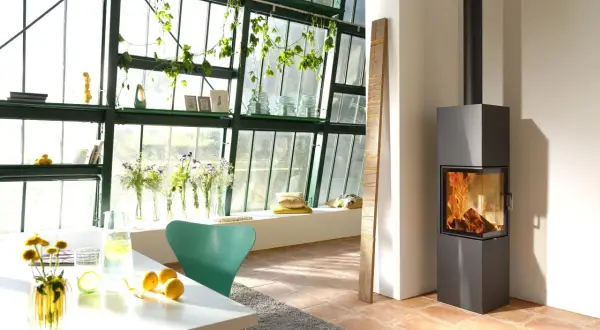 Estufa de leña moderna con salida horizontal, ideal para un salón acogedor.