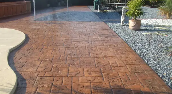 Patios y caminos con hormigón impreso, mostrando cómo se hace el hormigón impreso con un acabado de ladrillo.