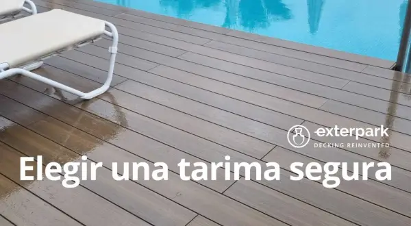 Terrazas de madera junto a una piscina, con tumbonas. El suelo de madera está mojado, reflejando la luz.