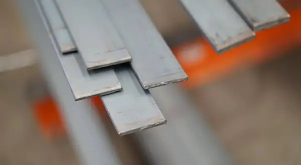 Unas pletinas de metal apiladas, listas para ser transformadas en estructuras o piezas.