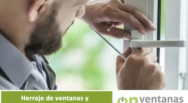 Técnico ajustando el herraje de una ventana oscilobatiente que no cierra bien.