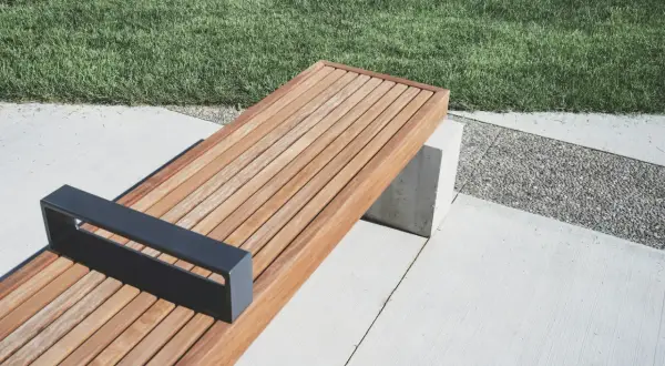 Banco moderno de madera, ideal para exteriores, con un diseño minimalista y un acabado natural que resalta la mejor madera para exterior.