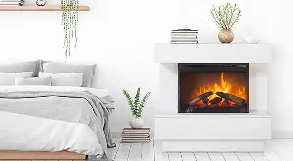 Habitación moderna con cama y chimenea eléctrica, uno de los tipos de estufas más populares.