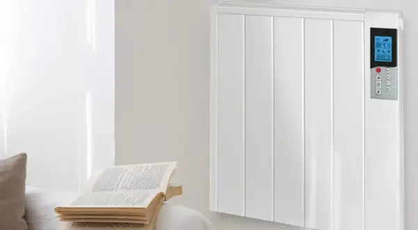 Un radiador de mica blanco, moderno y eficiente, calienta la estancia. A su lado, un libro abierto invita a la lectura.