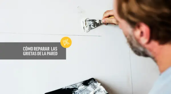 Hombre aplicando masilla para reparar grietas en la pared. Aprende cómo reparar grietas en la pared con esta guía visual.