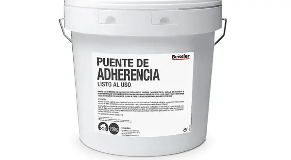 Balde blanco con etiqueta que dice "PUENTE DE ADHERENCIA LISTO AL USO". Es un producto para facilitar el anclaje de morteros y revestimientos.