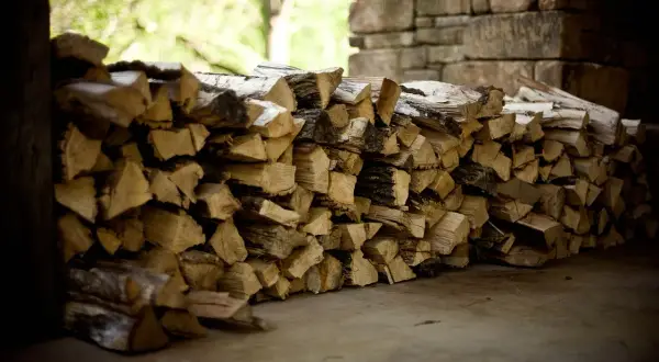 Leña apilada, lista para el fuego. ¿Cuánto pesa un metro cúbico de leña? Depende de la madera.