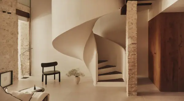 Escalera de caracol moderna, un ejemplo de como hacer una escalera de obra con diseño curvo y minimalista.